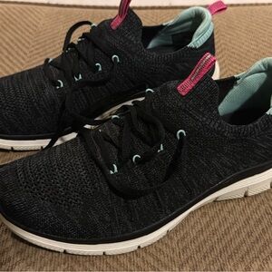 Skechers Women's Black and Pink Sneakers